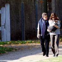 Nicolas Sarkozy and wife Carla Bruni taking a stroll with Giulia | Picture 113949